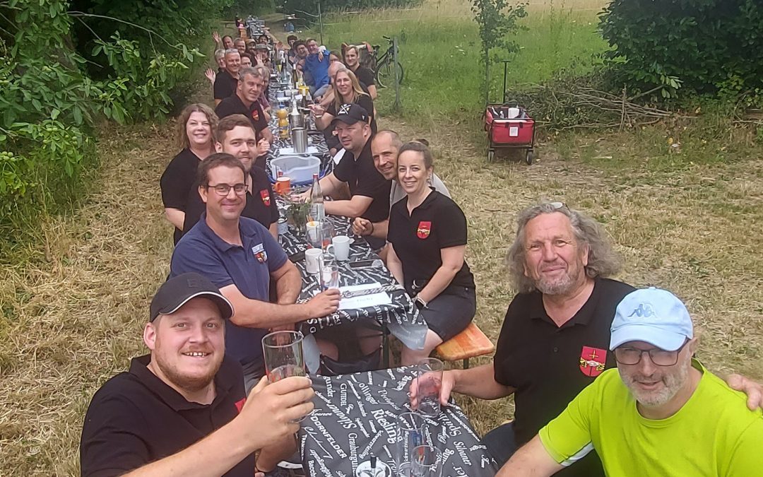 Ein Fest voller Gemeinschaft: Ökumenischer Gottesdienst & Dorftafel